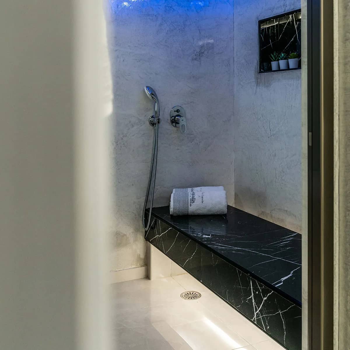 Honeymoon Suite room photo 3