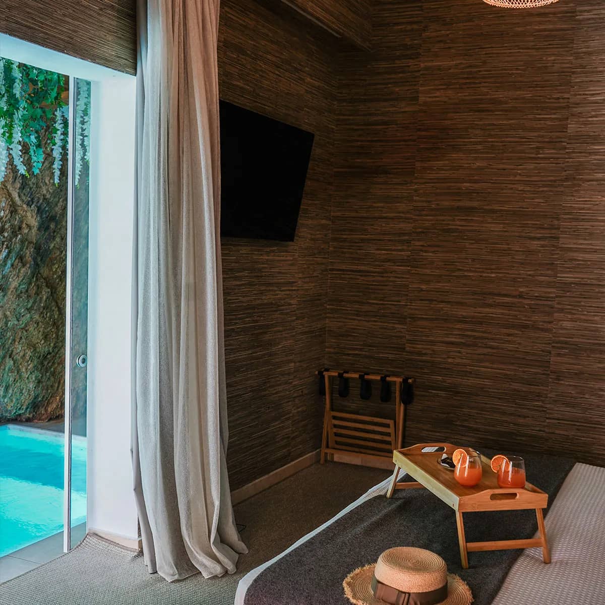Deluxe with Cave Pool room photo 12