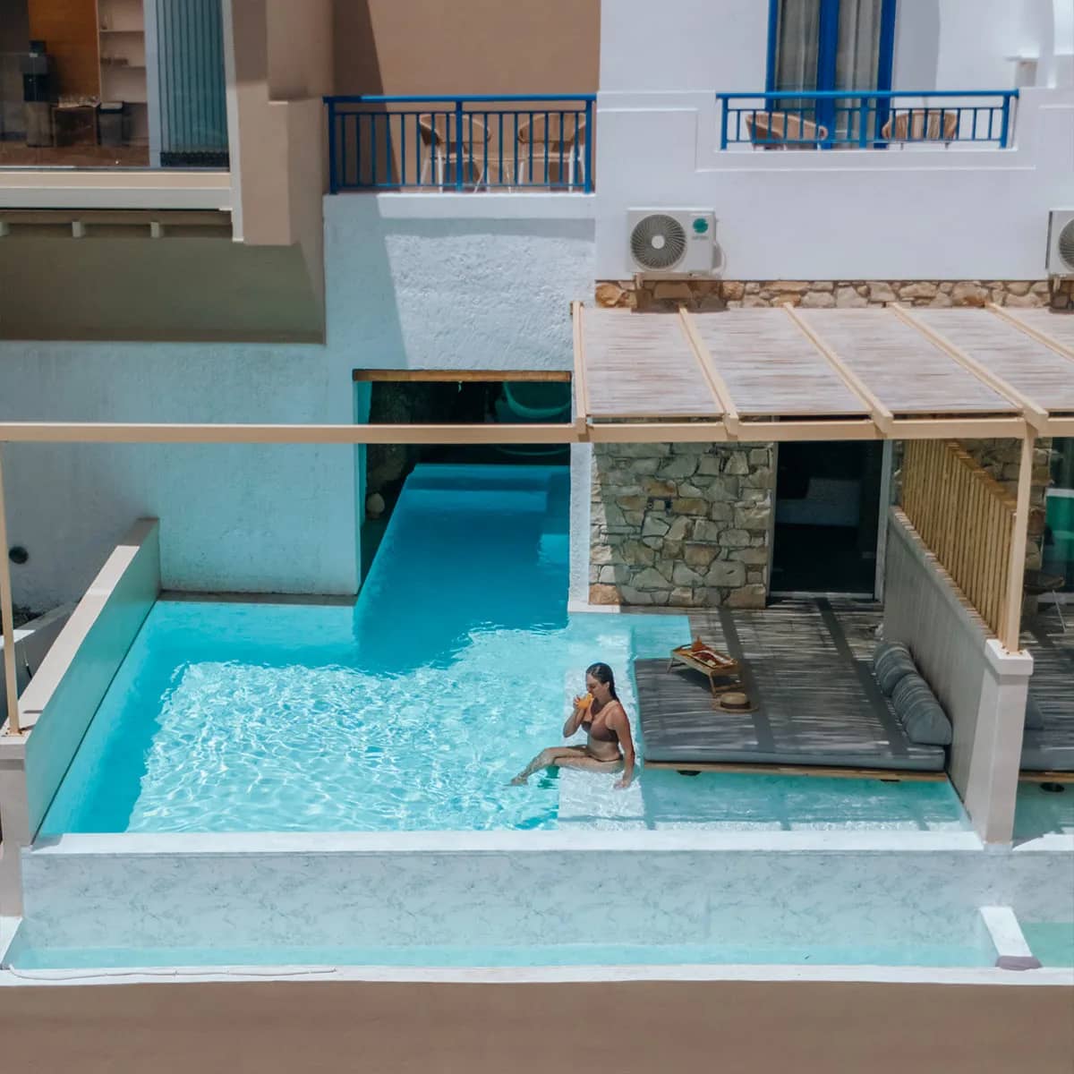 Deluxe with Cave Pool room photo 4