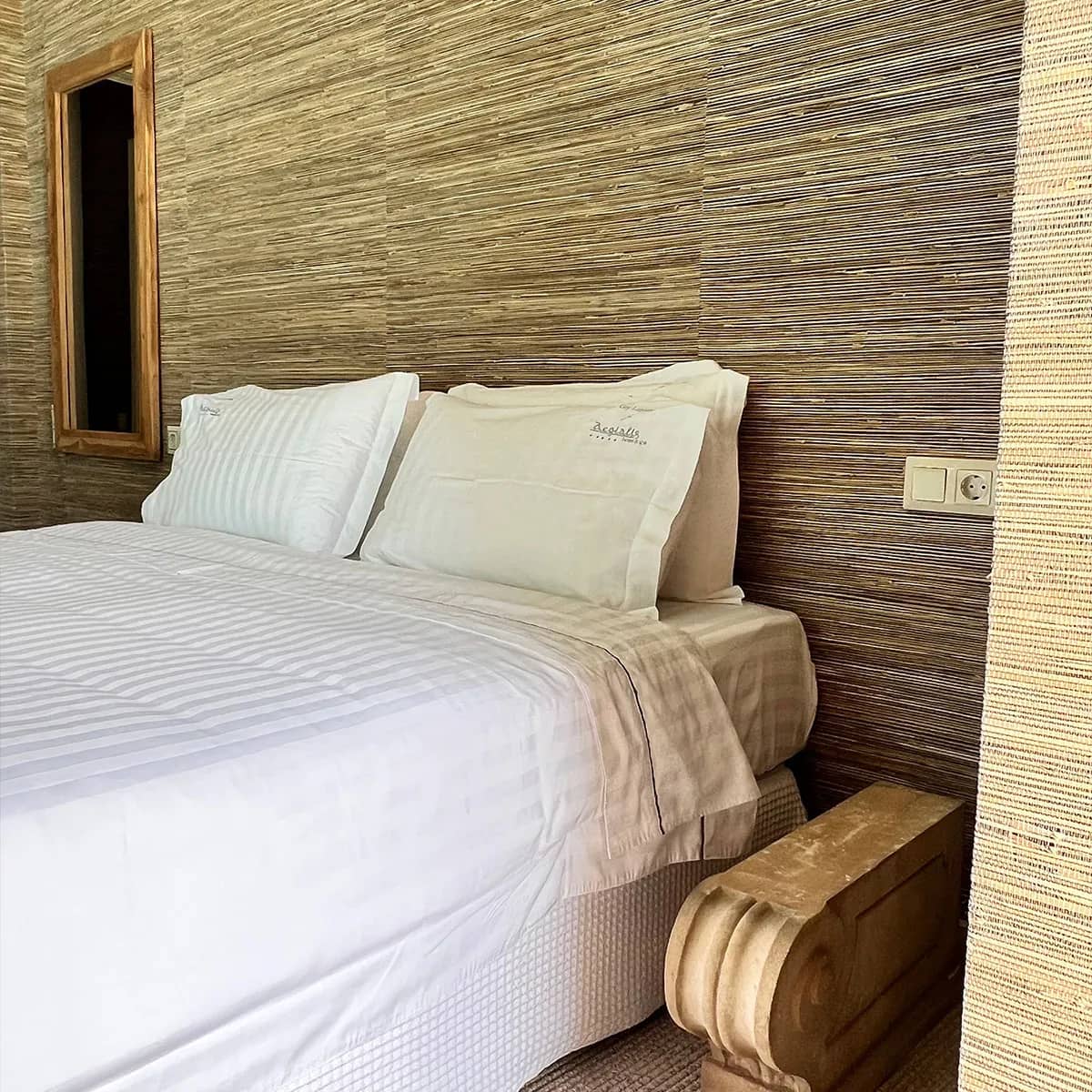 Deluxe with Cave Pool room photo 7