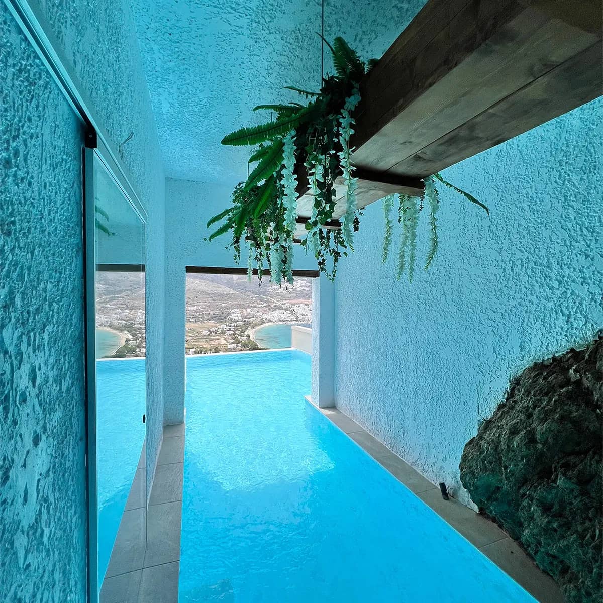 Deluxe with Cave Pool room photo 3