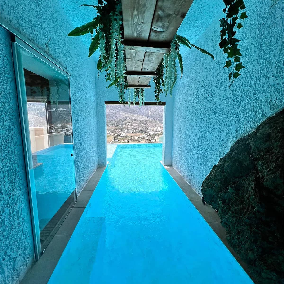 Deluxe with Cave Pool room photo 13