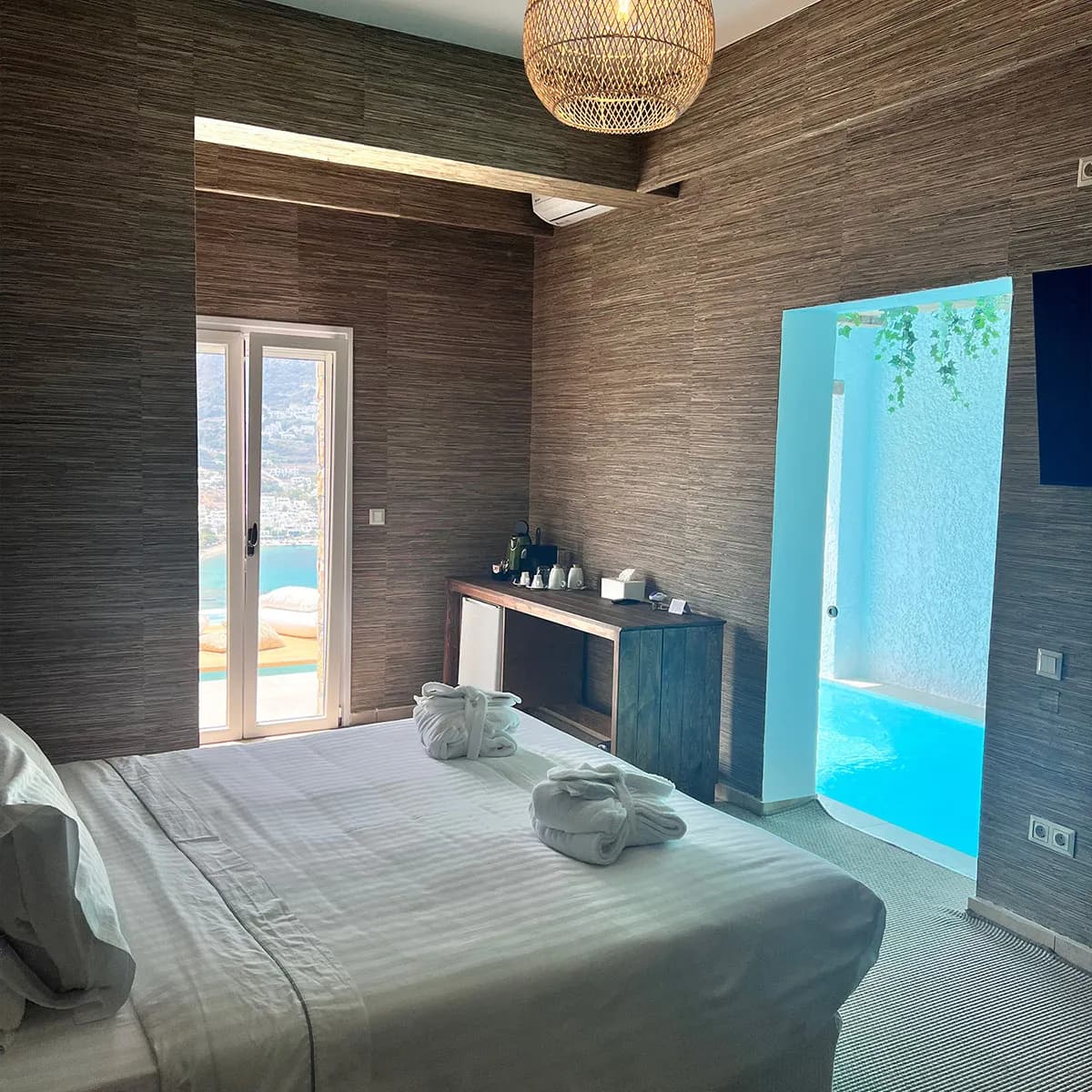 Deluxe Room with Cave Pool room photo