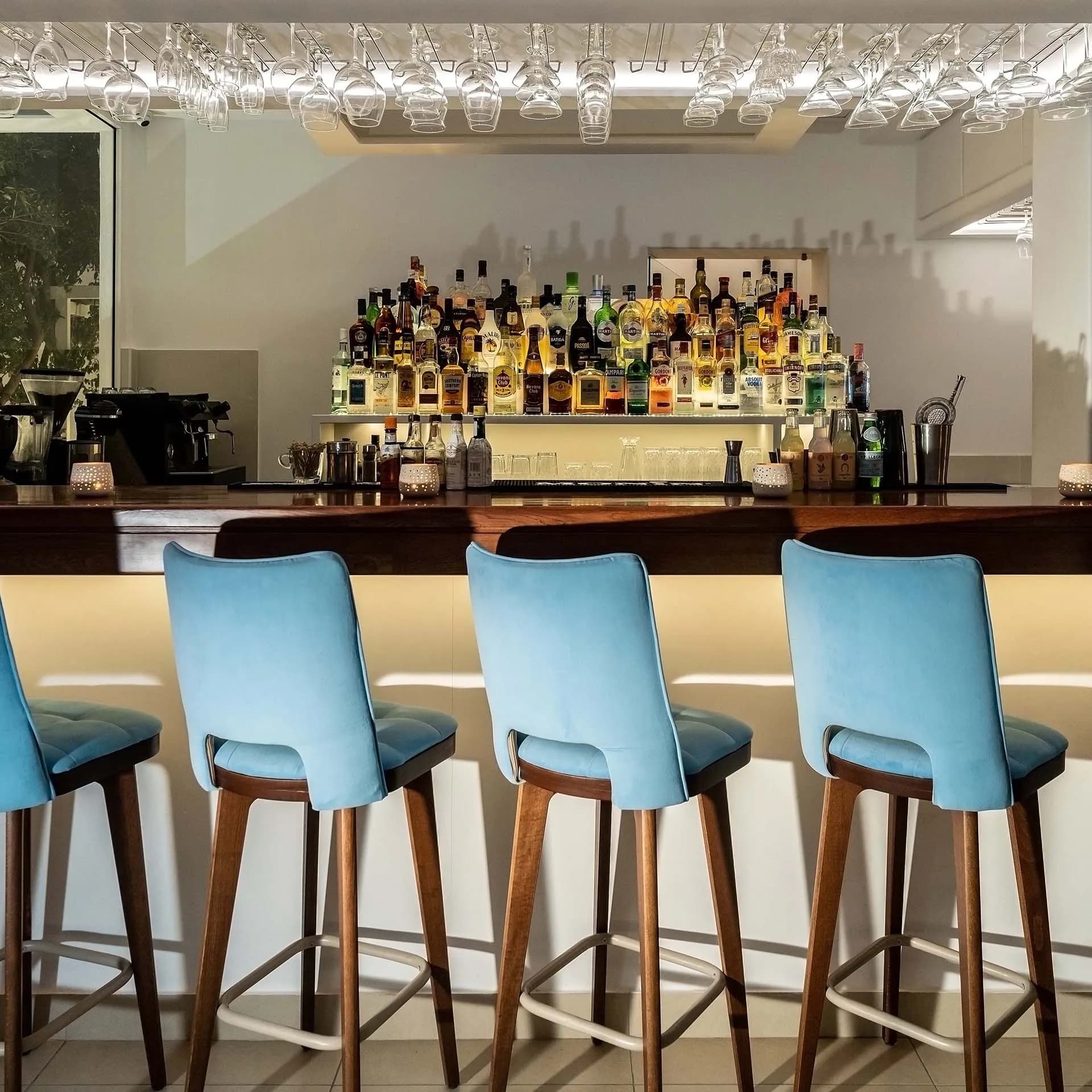 Apeiro Bar, 8