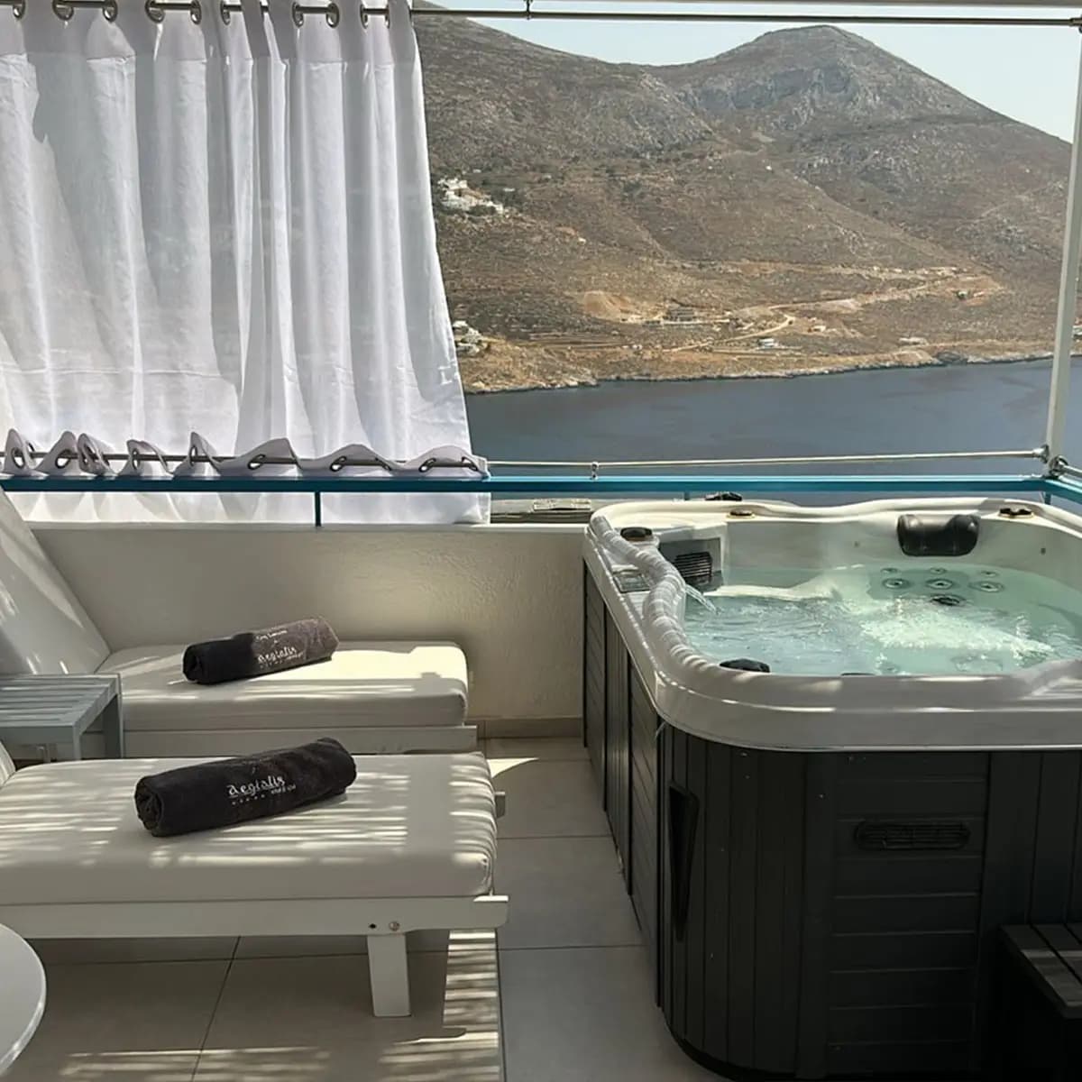 Superior Cycladic with Outdoor Jacuzzi room photo
